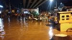 Potret Warga yang Kebanjiran di Bawah Flyover Rawajati