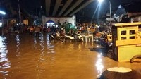 Salah seorang warga, Sari (38), mengatakan dirinya sempat diingatkan dari pagi bahwa bakal ada banjir di Rawajati. Dia pun disarankan pindah ke tempat pengungsian namun masih bertahan di dekat flyover.