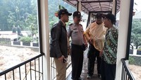 Tanah longsor di Kampung Babakan RT 06/03 menutup jalan alternatif Desa Kuta dan Sukagalih. (Foto: Dok. Polres Bogor)