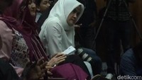 Momen Deisti mendengarkan penjelasan saksi di sidang Novanto.