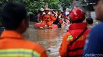 Begini Proses Evakuasi Korban Banjir di Gang Buntu Pasar Minggu