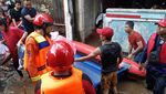 Aksi Sigap Petugas Damkar Evakuasi Wanita Stroke dari Lokasi Banjir