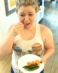 Ini Aksi Kelly Clarkson Makan Cabai Harbanero untuk ALS Pepper Challenge