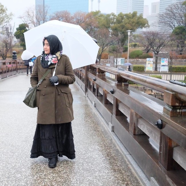 Selain Nadiah, selebgram yang tampil syari saat ke Jepang adalah Naila Rifika. Ia memakai coat panjang dipadukan dengan hijab motif bunga. Scarf motif bunga jadi salah satu must have item untuk berlibur di Jepang, khususnya saat musim semi. Foto: Instagram
