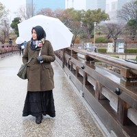 Selain Nadiah, selebgram yang tampil syari saat ke Jepang adalah Naila Rifika. Ia memakai coat panjang dipadukan dengan hijab motif bunga. Scarf motif bunga jadi salah satu must have item untuk berlibur di Jepang, khususnya saat musim semi. Foto: Instagram