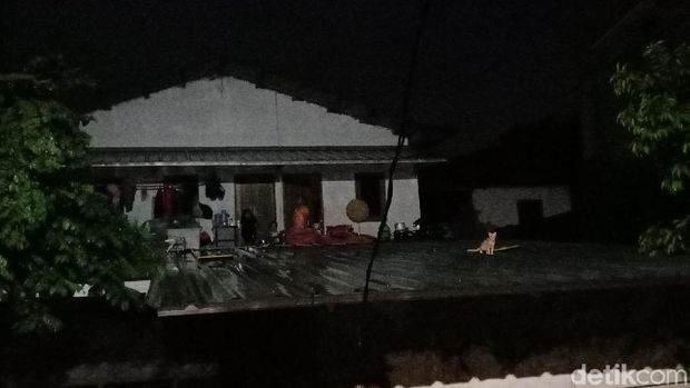 Kondisi permukiman di Rawajati, Jaksel, yang terendam banjir, Senin (5/2/2018) malam