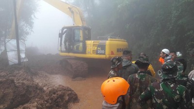 Foto: Kabut Tebal Selimuti Evakuasi Longsor di Puncak