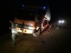 Jalan Provinsi Rusak, Truk Terjebak Kubangan Lumpur di Siak
