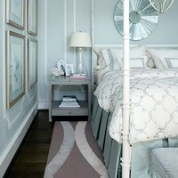 Nuansa monokrom yang elegan sekaligus modern. Pilih satu warna utama untuk keseluruhan kamar dan biarkan bagian lain tetap netral. Foto: Architecture Art Designs