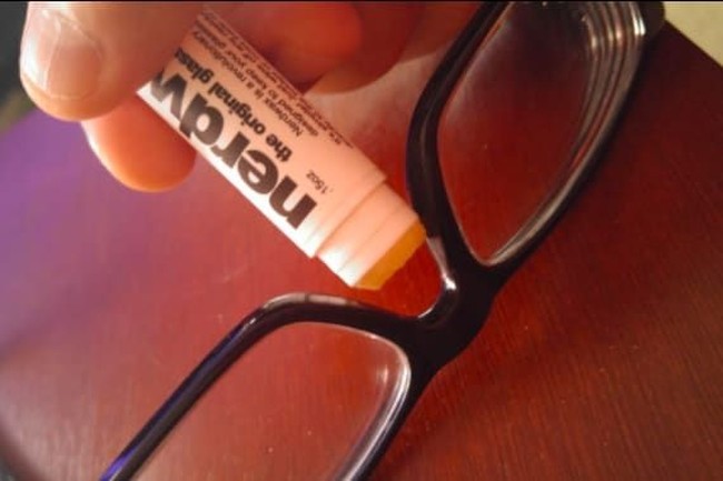 Barang inovatif selanjutnya yang tak disangka dijual di online shop adalah Nerdwax. Produk serupa lem seharga Rp 130 ribuan itu dirancang agar kacamata tidak gampang jatuh atau melorot di hidung ketika dipakai. Foto: Amazon