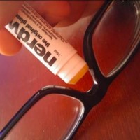 Barang inovatif selanjutnya yang tak disangka dijual di online shop adalah Nerdwax. Produk serupa lem seharga Rp 130 ribuan itu dirancang agar kacamata tidak gampang jatuh atau melorot di hidung ketika dipakai. Foto: Amazon