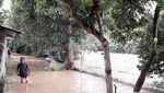 Foto: Derasnya Arus Sungai Ciliwung di Depok, Warga Diimbau Waspada