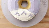 Donat berukuran besar ini diberi polesan topping cream berwarna abu-abu dan putih. Dan bentuknya menyerupai Totoro lucu. Foto: Istimewa