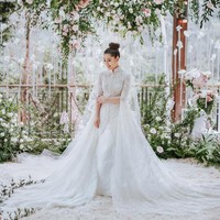 Dalam pernikahannya, Chryseis Tan memakai gaun pengantin rancangan desainer Indonesia, Yefta Gunawan. Gaun pengantin berwarna putih itu terlihat dihiasi cape dan ekor yang sangat panjang sehingga menambah kesan elegan dan mewah. Foto: Dok. Instagram Ivan Mario (Axioo), YSA Events, Chryseis Tan