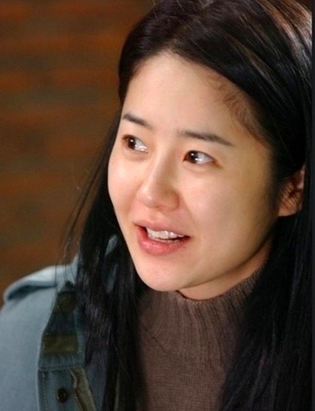 Aktris Go Hyun Jung melembabkan kulitn tepat setelah mencuci muka. Dia juga memastikan udara panas dari pemanas tidak pernah langsung meniup wajahnya. Foto: Istimewa