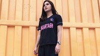 Tapi nyatanya tidak selalu demikian, banyak wanita cantik dan feminin yang juga gemar bermain futsal. Foto: Instagram @violetamongi