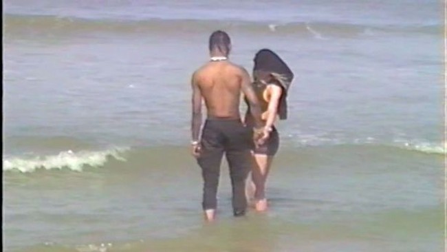 Momen ketika Kylie mengungkapkan kehamilannya pada sang kekasih, Travis Scott sambil memandangi lautan. Foto: screenshot Youtube