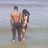 Momen ketika Kylie mengungkapkan kehamilannya pada sang kekasih, Travis Scott sambil memandangi lautan. Foto: screenshot Youtube