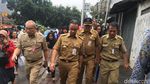 Momen Anies Pantau Pintu Air Manggarai dan Ambil Foto Ketinggian Air