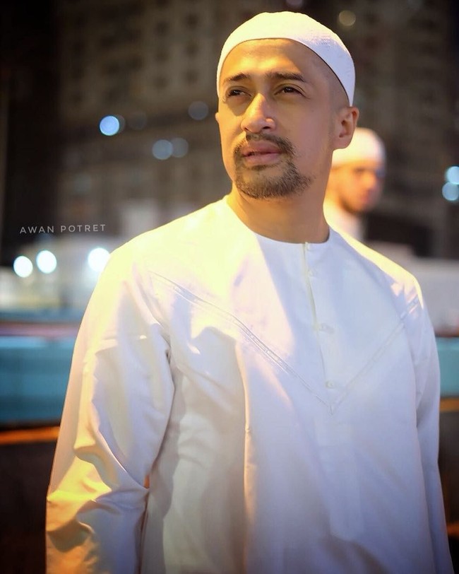 Irfan Hakim juga baru saja melaksanakan ibadah umroh akhir Januari lalu. Ia memboyong istri dan anak-anaknya untuk beribadah bersama di Tanah Suci. Irfan Hakim. Foto: Instagram