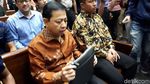 Saat Novanto Keluarkan Buku Catatan di Sidang, Tapi Kok Ditutupi?