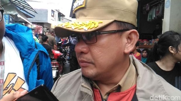 Camat Pasar Minggu Agus Irwanto saat meninjau banjir di Pejaten Timur, Senin (5/2/2018)