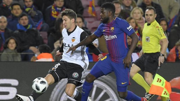 Bek Barcelona, Samuel Umtiti terlibat keributan dengan Sergio Garcia di lorong Stadion RCDE.