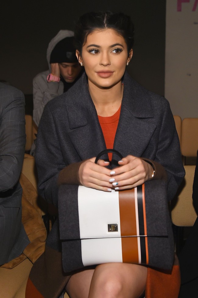 Menghadiri fashion show Hugo Boss pada 2016, Kylie Jenner tampak membawa tas Hugo Boss seharga belasan juta rupiah. Foto: Getty Images, Instagram