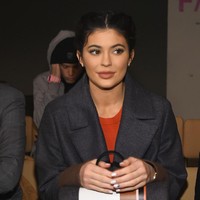 Menghadiri fashion show Hugo Boss pada 2016, Kylie Jenner tampak membawa tas Hugo Boss seharga belasan juta rupiah. Foto: Getty Images, Instagram