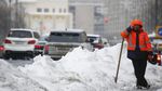 Foto: Kerja Keras Bersihkan Salju Tebal di Jantung Kota Moskow
