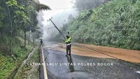 Tiang ikut roboh akibat longsor.