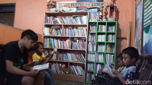 Melihat Aktivitas Perpustakaan di Basecamp Pendakian Merbabu