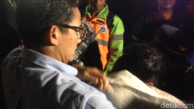Sandi bantu lansia turun dari perahu karet