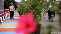 Trotoar tersebut dibuat warna-warni untuk meningkatkan kesadaran para pejalan kaki untuk selalu menggunakan fasilitas jalur pedestrian.