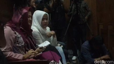 Saat Ny Deisti Ikut Corat-coret Buku Catatan di Sidang Novanto