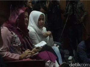 Saat Ny Deisti Ikut Corat-coret Buku Catatan di Sidang Novanto