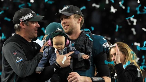 Pelatih Doug Pedersen dan Nick Foles merayakan kemenangan Eagles.