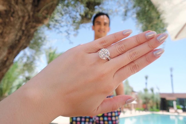 Chryseis Tan dilamar Faliq Nasimuddin dengan cincin berlian nan mewah ini. Cincin platinum yang dihiasi berlian round cut itu pernah dipamerkan Chryseis kepada lebih dari 270 ribu followers-nya di Instagram. Foto: Dok. Instagram Ivan Mario (Axioo), YSA Events, Chryseis Tan