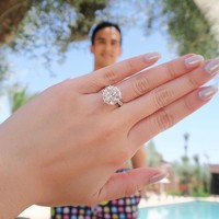 Chryseis Tan dilamar Faliq Nasimuddin dengan cincin berlian nan mewah ini. Cincin platinum yang dihiasi berlian round cut itu pernah dipamerkan Chryseis kepada lebih dari 270 ribu followers-nya di Instagram. Foto: Dok. Instagram Ivan Mario (Axioo), YSA Events, Chryseis Tan