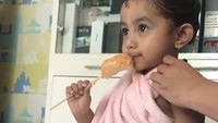 Walau lagi creambath, Shakila masih tetap bisa makan sate roti! Roti dengan taburan gula yang ditusuk dengan tusukan sate.  Foto: Instagram @hengkykurniawan
