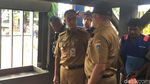 Momen Anies Pantau Pintu Air Manggarai dan Ambil Foto Ketinggian Air