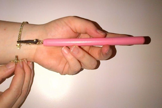 Suka kesulitan pakai gelang? Bracelet fastening tool seharga Rp 80 ribuan ini akan memudahkan Anda mengaitkan gelang. Foto: Amazon