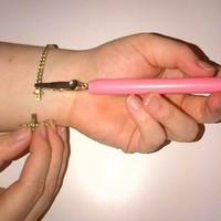 Suka kesulitan pakai gelang? Bracelet fastening tool seharga Rp 80 ribuan ini akan memudahkan Anda mengaitkan gelang. Foto: Amazon