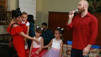 Tyson menjadi pembawa acara di acara ulang tahun Chloe di SLB Surya Wiyata di Pondok Gede, Bekasi pada akhir pekan lalu. Pool/Palevi S/detikFoto.