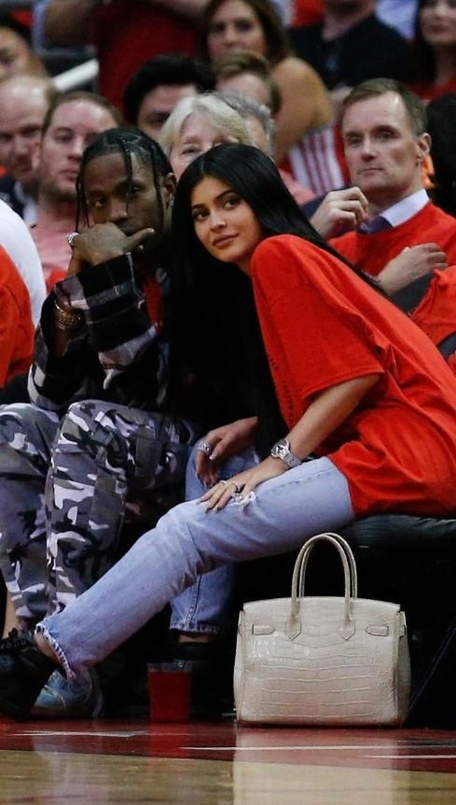 Pada Agustus 2017, Kylie digosipkan hamil dengan Travis Scott. Gosip tersebut bersamaan dengan menghilangnya Kylie dari dunia hiburan dan media sosial.  Foto: Getty Images