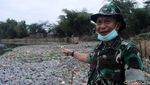 Jorok! Sampah Menumpuk di Sungai Citarum Lama