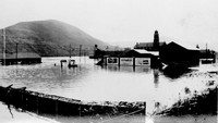 Sejarah mencatat pada 31 Mei 1889 terjadi banjir di Kota Johnstown. Bendungan yang posisinya berada di bagian lebih tinggi dari Kota Johnstown rusak dan meledak (Johnstown Flood Museum)