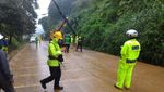 Dramatis, Ini Detik-detik Evakuasi Korban Tertimbun Longsor Puncak