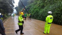 Longsor yang terjadi di lima titik menimbulkan akses menuju ke kawasan Puncak tertutup. (Foto: dok. Istimewa)
