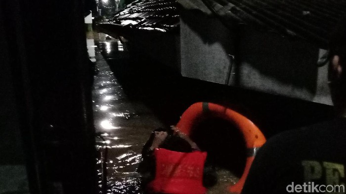 Kondisi permukiman di Rawajati, Jaksel, yang terendam banjir, Senin (5/2/2018) malam